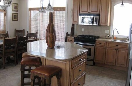 Gold Coast Condo | This stunning, unrivaled vacation home built in 2006 is handicap friendly