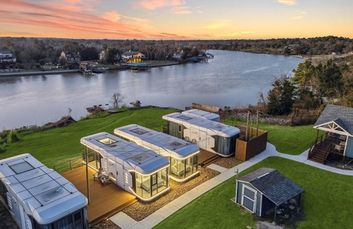 Barrett Apartment | This tiny house is a 1 bedroom(s), 1 bathrooms, located in Highlands, TX.