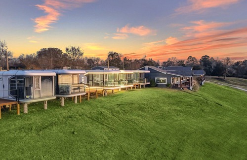 Barrett Apartment | This tiny house is a 1 bedroom(s), 1 bathrooms, located in Highlands, TX.