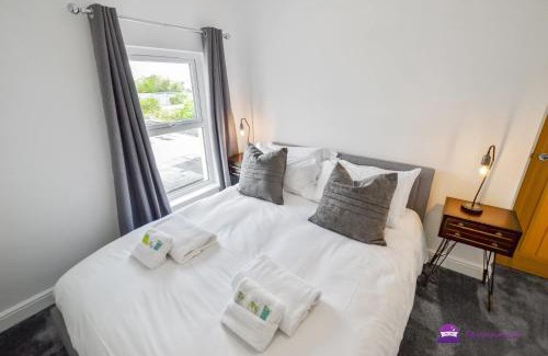 Salisbury Apartment | Thomas 1 bed Apartment with cathedral views - STAYSEEKERS