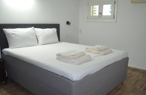 Posidonia House | Thor & Freyja's of Poseidonia Syros Holiday House