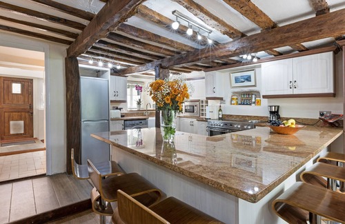 Combeinteignhead Cottage | Thorn Cottage. A quaint 300 year old cottage in a rural village. Dog friendly