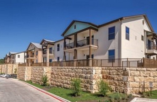 Marble Falls Apartment | Thoughtful 1BD condo w/resort amenities on banks of Lake Marble Falls
