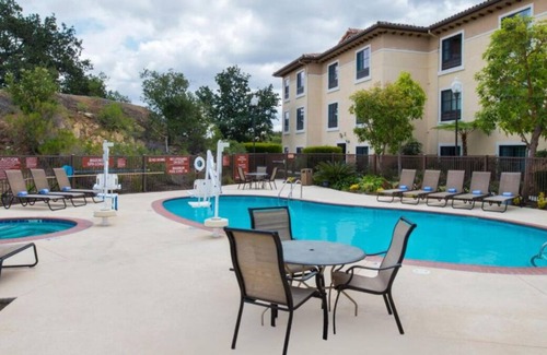 Thousand Oaks House | Thousand Oaks Pet-Friendly Lodging w/Kitchenette