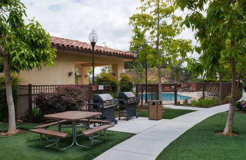 Thousand Oaks House | Thousand Oaks Retreat! 5 Quiet units w/Work Space