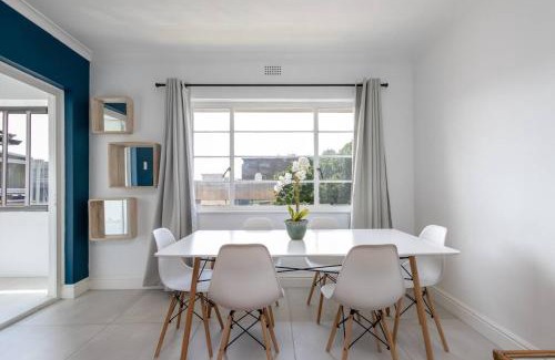 Three Anchor Bay Apartment | Three Anchor Bay 2BR Near Beach Cafes & Promenade