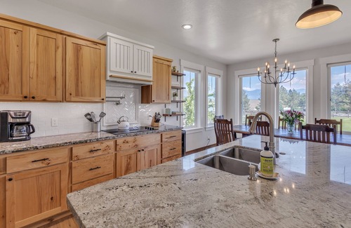 Corvallis Other | Three Bears Get Away (6-Bedroom Farmhouse) - Handicap accessible by RedAwning