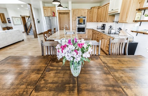 Corvallis Other | Three Bears Get Away (6-Bedroom Farmhouse) - Handicap accessible by RedAwning