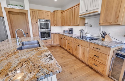 Corvallis Other | Three Bears Get Away (6-Bedroom Farmhouse) - Handicap accessible by RedAwning