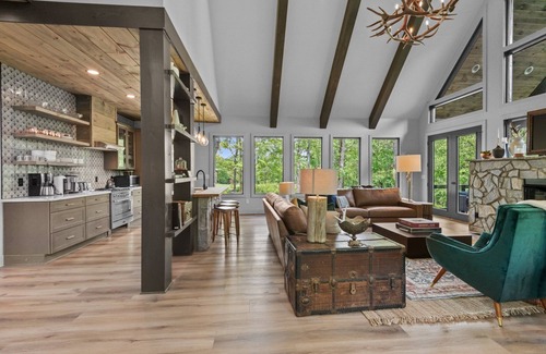 Banner Elk House | Three Bears Retreat at MontEagle: Hot tub, Outdoor Fireplace, Firepit, 3 Kings!