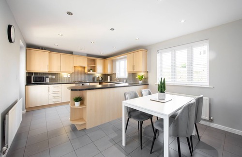 Colchester House | Three Bed 2.5 Bath Detached House