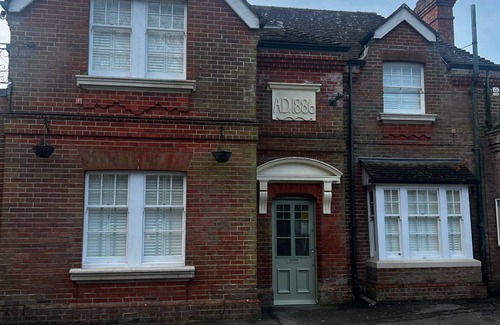 Christchurch House | Three Bed House/Outdoor hot tub/Minutes from beach and new forest!