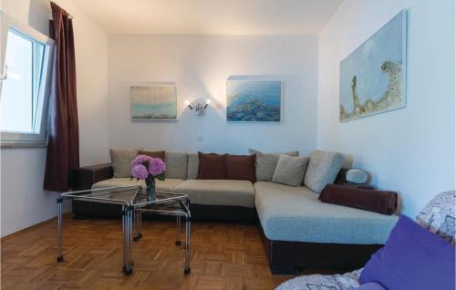 Blace House | Three-Bedroom Holiday Home In Opuzen