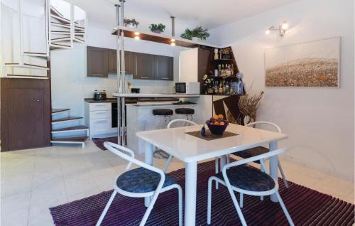 Blace House | Three-Bedroom Holiday Home In Opuzen