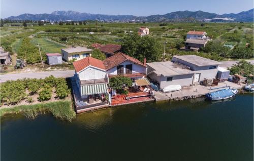 Blace House | Three-Bedroom Holiday Home In Opuzen