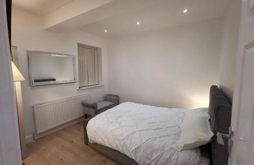 Luton Apartment | Three Bedroom Modern Apartment by Luton Airport and Luton Station