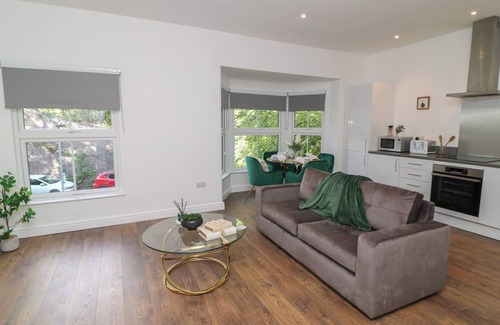 Peterborough Cottage | THREE, romantic in Peterborough