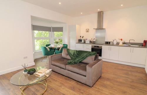 Peterborough Cottage | THREE, romantic in Peterborough