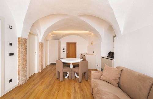 Laives Other | Three-room apartment dating back to the 1400s with masterfully renovated vaults.