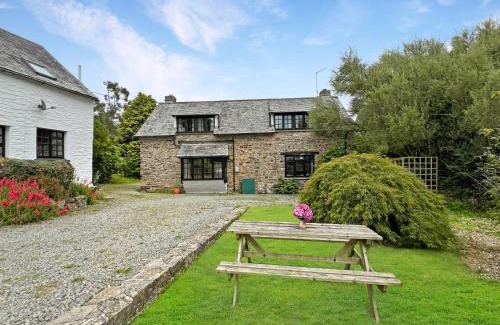 Swimbridge House | Threshing Barn, Nr Barnstaple with outdoor seasonal pool, free wifi and on-site parking