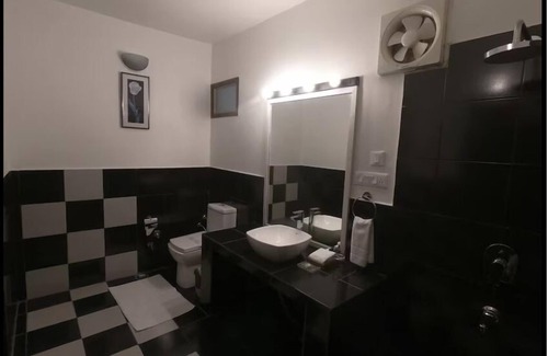 Bhimtal Hotel | Tiaraa Monolith Lake Resort