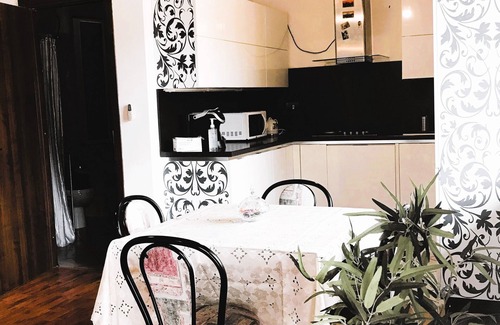 Zona LVIII Prima Porta Apartment | TIberius Apartment is an elegant apartment located in a private and quiet area.