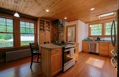 Gloucester House | Tidebend: River views and gracious comfort