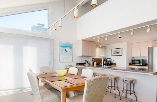 Monterey House | Tides In - Monterey Beach House - Oceanfront, Walk to Fisherman's Wharf