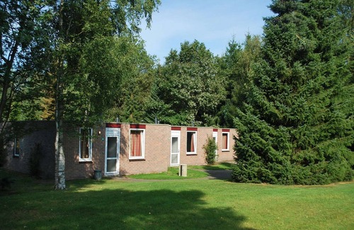 Vledder House | Tidy bungalow with garden located in natural area