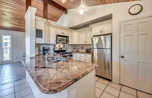 Alden Pines House | Tiki Hut Paradise 4-bedroom Bokeelia House in the Sky w/Golfcart on Island Time