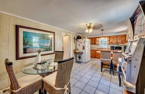 Alden Pines House | Tiki Hut Paradise 4-bedroom Bokeelia House in the Sky w/Golfcart on Island Time