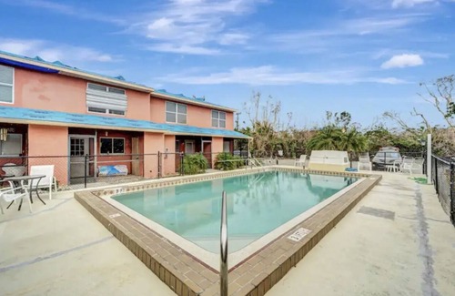 Truckland House | TIKI RETREAT