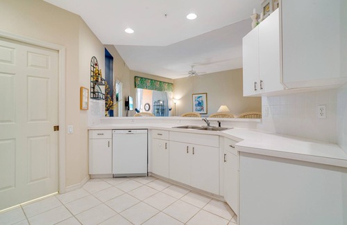Tropical Cove Condo | Tiki Terrace at Lexington CC Lake Village