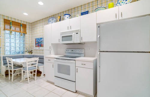 Tropical Cove Condo | Tiki Terrace at Lexington CC Lake Village