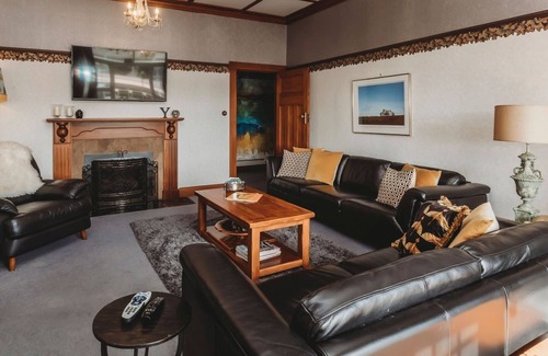 New Plymouth Villa | TIMATA ORA SLEEPS 14
