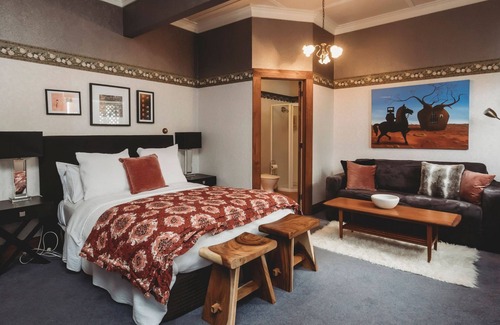 New Plymouth Villa | TIMATA ORA SLEEPS 14