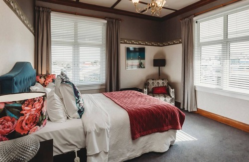 New Plymouth Villa | TIMATA ORA SLEEPS 14