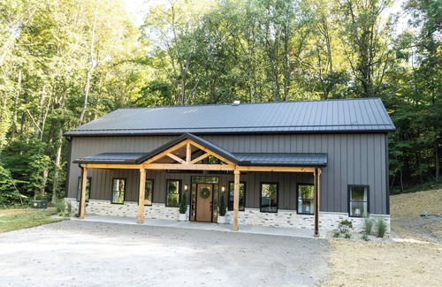 Hallsville House | Timber Cove Woodland Retreat - New 4 BR/3 BA - Hocking Hills - Hot Tub