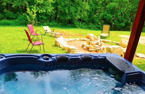 Harpers Ferry Cabin | Timber Ridge hideaway with outdoor hot tub & Pool