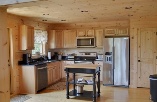 Black Mountain Cabin | TIMBER RIDGE/LONG RANGE MOUNTAIN VIEWS/HOT TUB /GAME ROOM/PET FRIENDLY