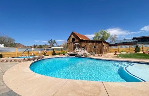 Kanab House | Timber & Tin D 2Bed 2Bath w Pool & Rooftop Deck