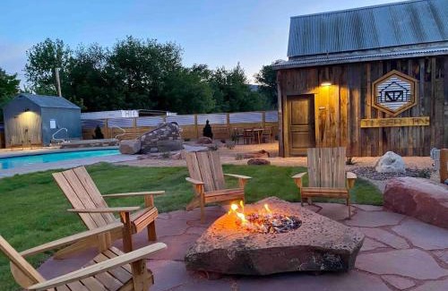 Kanab House | Timber & Tin H 2Bed 2Bath w Pool & Rooftop Deck
