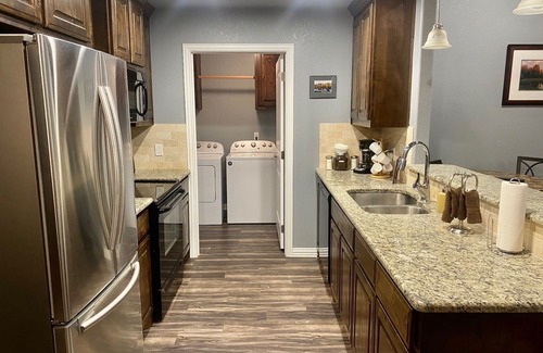 Calera House | *Timberland Cottage* Sleeps 6. Minutes to Casino, Concerts, Lake, College