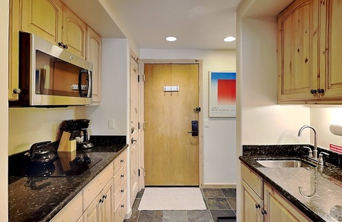 Snowmass Village Condo | 🌲Timberline 115 Studio Deluxe ~ Hot Tub~Pool~WiFi~Ski-in/out~Local Shuttle🌲