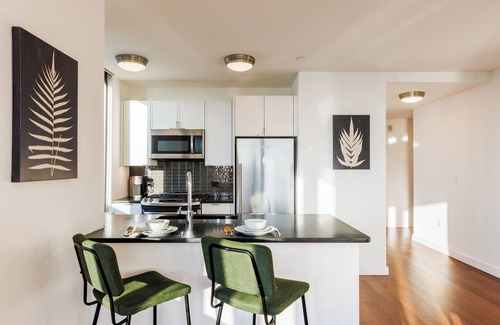 Theater District Apartment | Time Square Luxury Huge Two-Bedroom Apartment King Beds