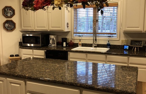 Livingston House | Time to relax! Private Lakefront Retreat