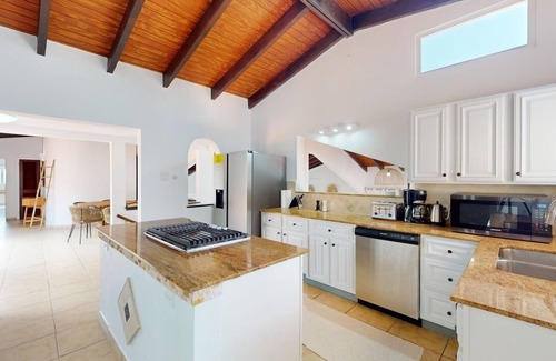 Dawn Beach Estates Villa | Timeless Tides with Ocean Views 3-bdrm 3 bath, Pool, Full AC, Wifi, Dawn Beach.