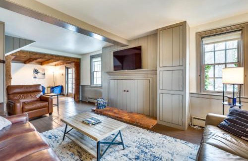 Dundee House | Timeless Winesburg Farmhouse with Deck