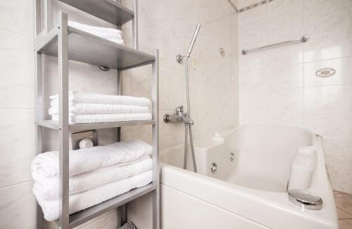 Villaggi Apartment | Timo's Art House