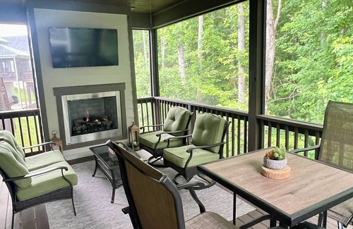 Tullahoma House | Tims Ford Lake Home! Walk to marina/dinner, pool table, firepit, 2 kings + bunks